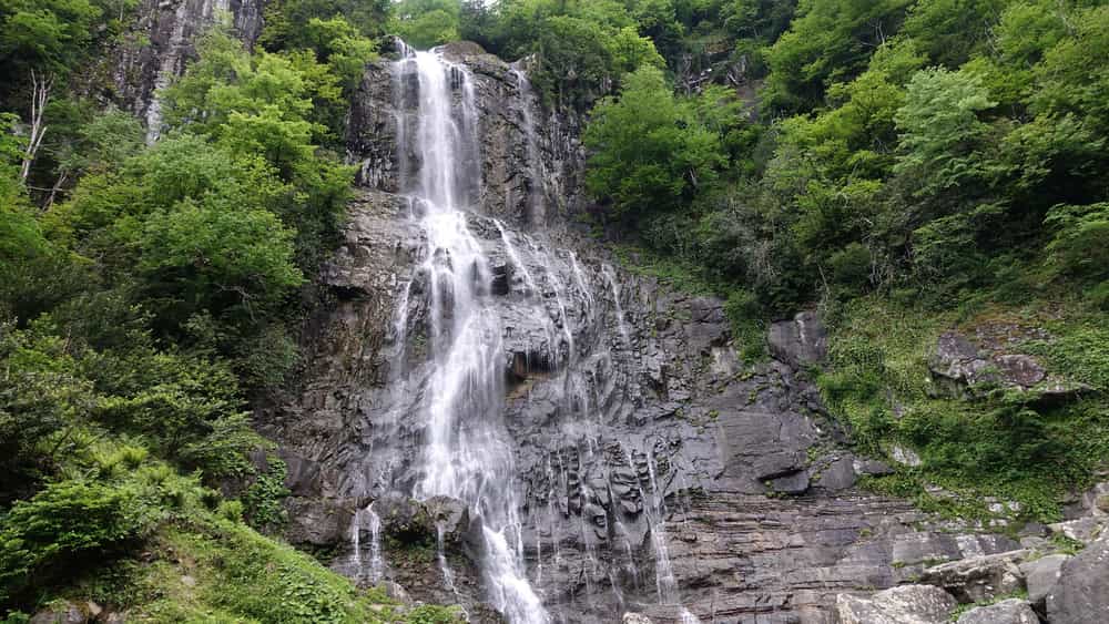 Mençuna Şelalesi