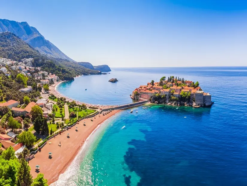 Sveti Stefan kasabası. Karadağ, Avrupa'nın Budva kentinde yaz plajı görünümü