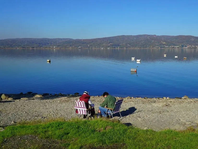 Gölbaşı Piknik Alanında kamp sandalyesinde oturan insanlar