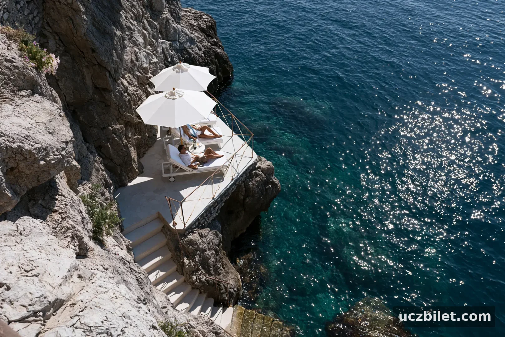 2026 Çeşme ve Alaçatı Beach Club Rehberi: En Popüler 12 Lüks ve Sakin Adres