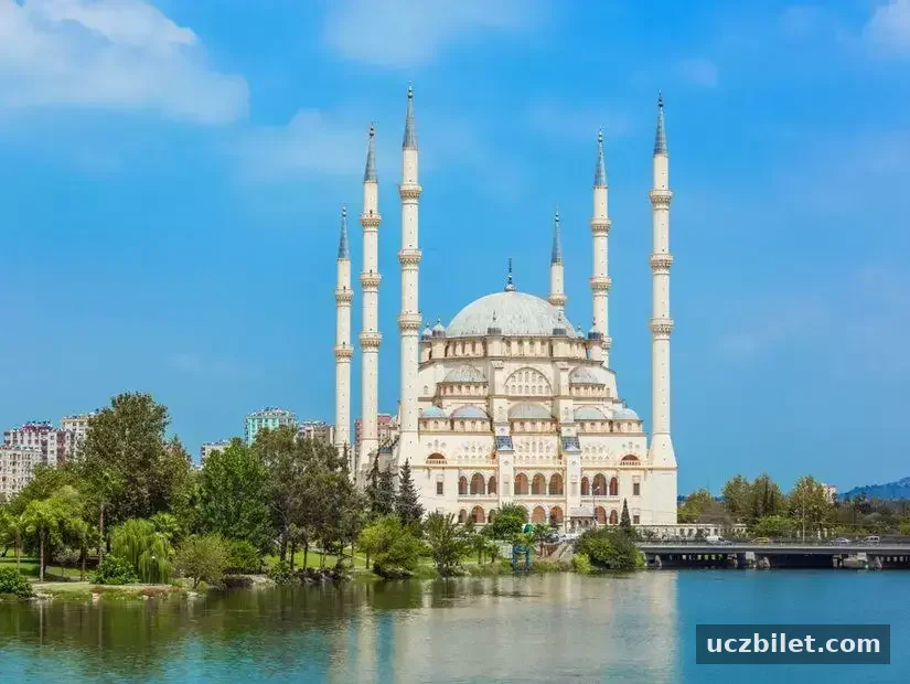Adana Sabancı Merkez Camii güneşli günde görünümü
