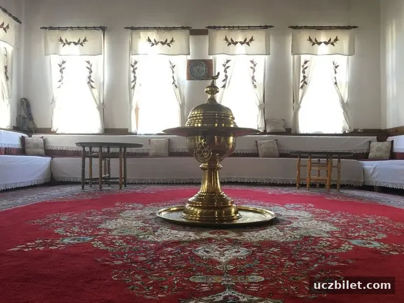 Akşemseddin Türbesi iç görünümü