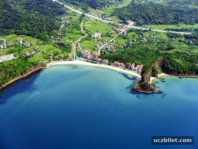Amasra Çakraz Plajı havadan görünümü arka planda yerleşim yerleri ve yeşil doğası