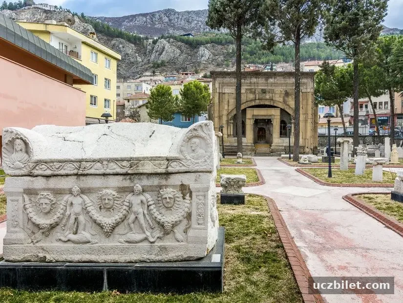 Amasya Arkeoloji Müzesi bahçesinde yer alan tarihi kalıntı