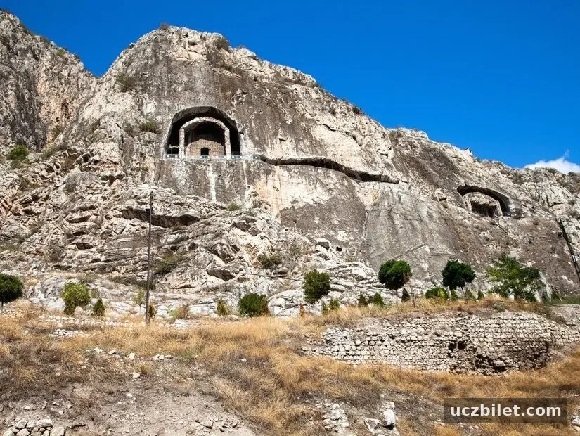 Amasya ili Pontos krallarına ait kaya mezarlarının görünümü