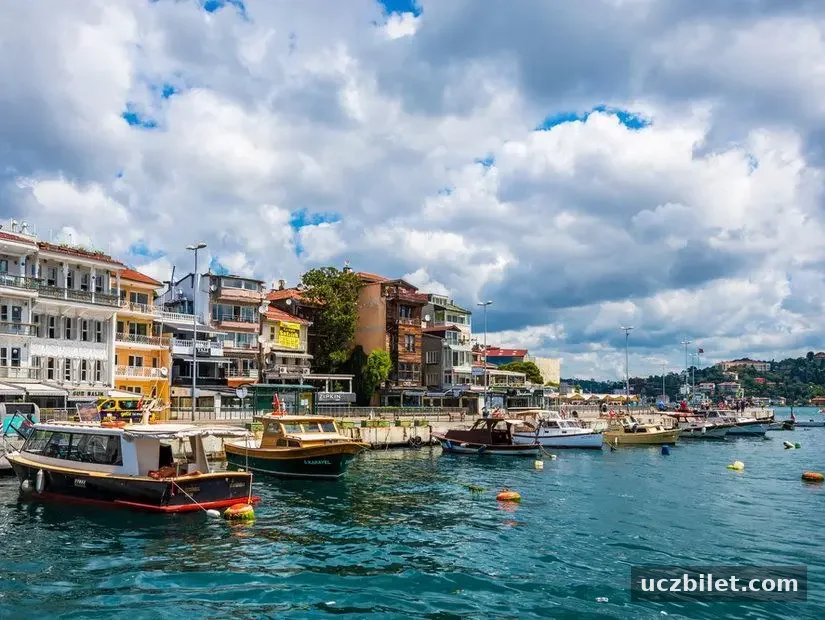 Arnavutköy sahili park edilen tekneler