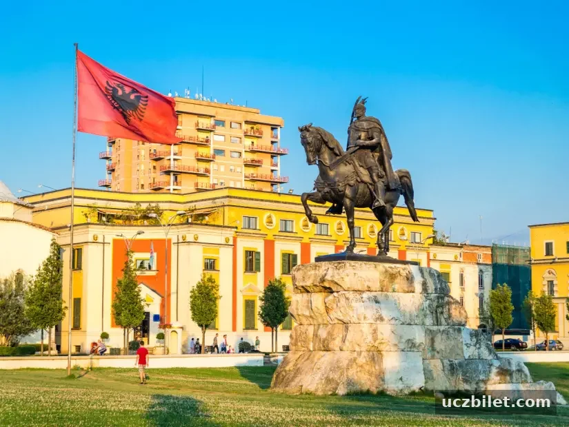 Arnavutluk'un Tiran şehrinin merkezinde bayraklı Skanderbeg meydanı, Skanderbeg anıtı