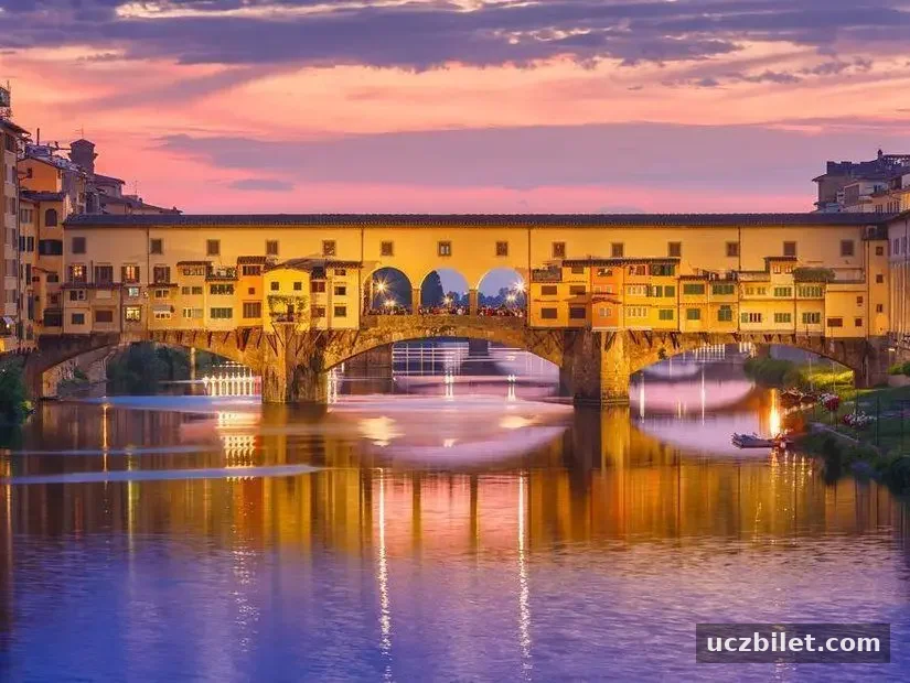 Arno Nehri ve ünlü köprü Ponte Vecchio görünümü, Floransa