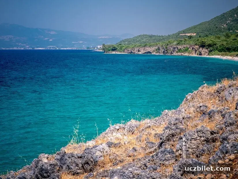 Aydınlık Koyu açık havada temiz denizin görünümü