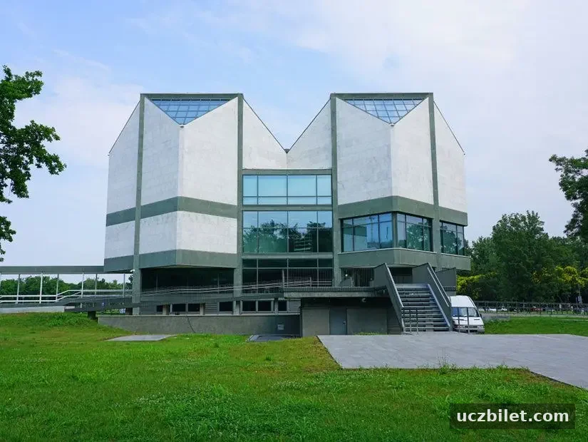 Belgrad Çağdaş Sanat Müzesi (Muzej Savremene Umetnosti) dış görünümü