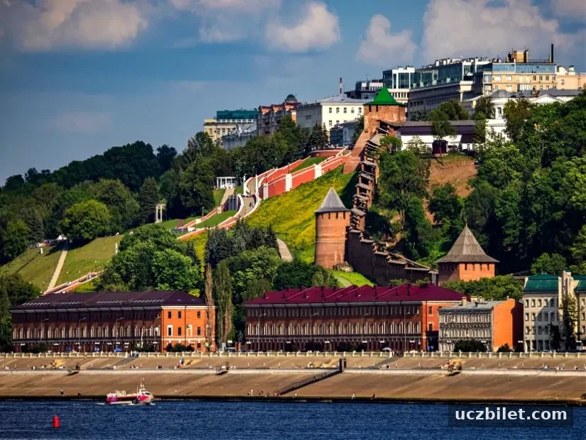 Bir tepe üzerinde yer alan Nizhny Novgorod Kremlin ve arka planda Chkalov merdivenlerinin görünümü