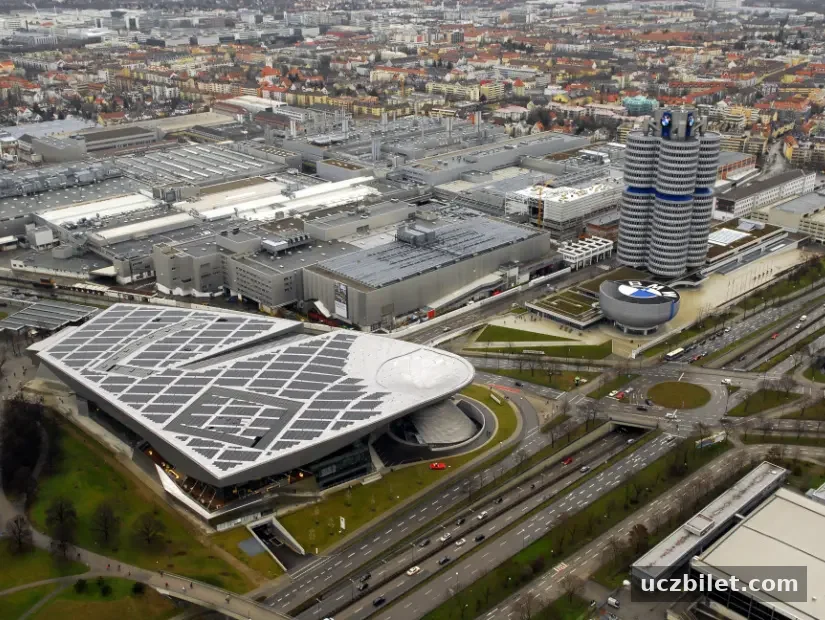 Bulutlu bir günde Olympiaturm kulesinden BMW Welt'in havadan görünümü
