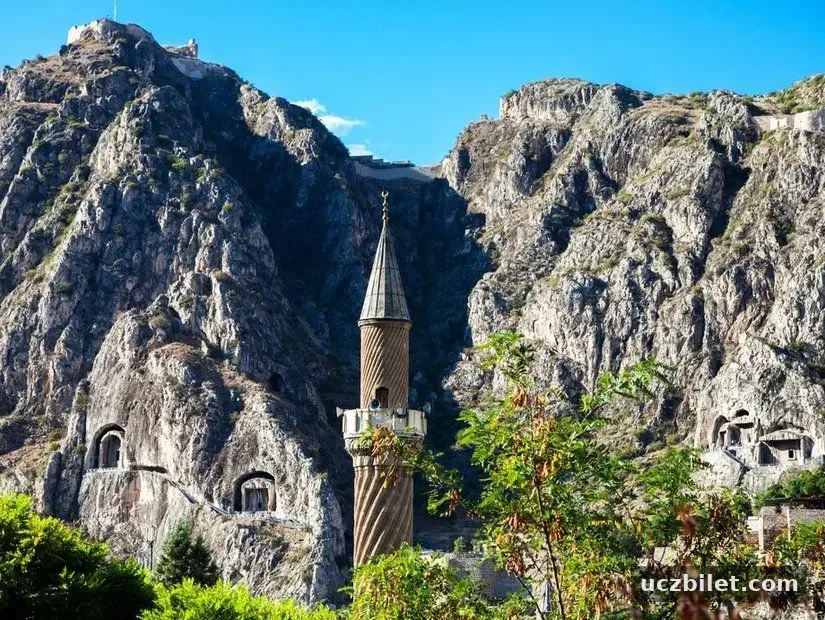 Burma minareli cami minare görünümü