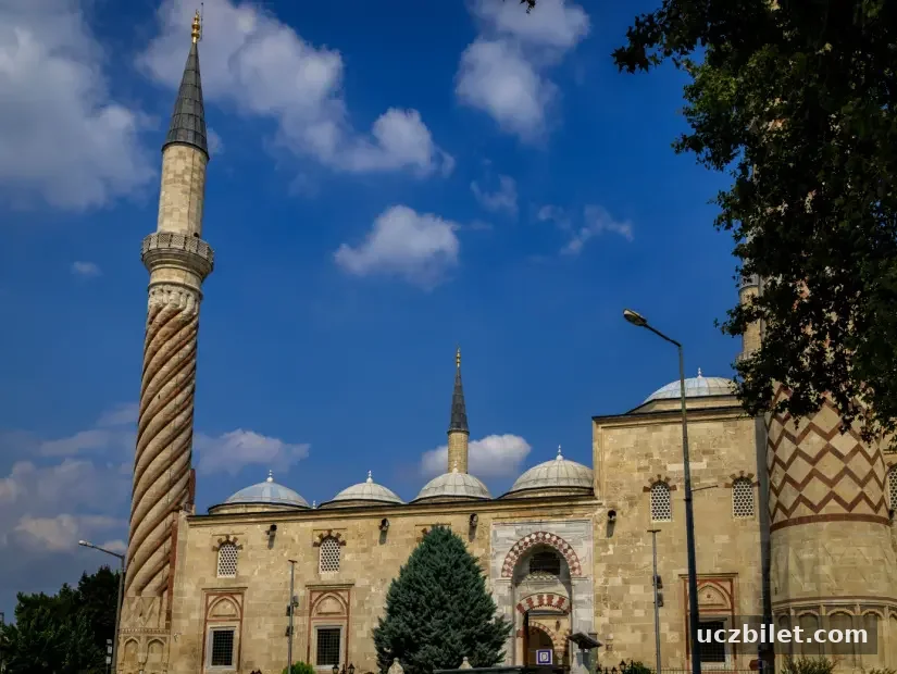 burmalı camii dış görünümü