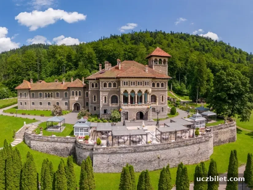 Busteni, Romanya'daki Cantacuzino Kalesi'nin panoramik manzarası.