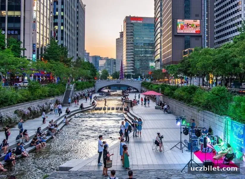 Kalabalık ile Cheonggyecheon StreamPark Seul