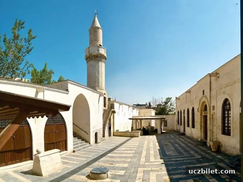 cüneyne camii avlu görünümü