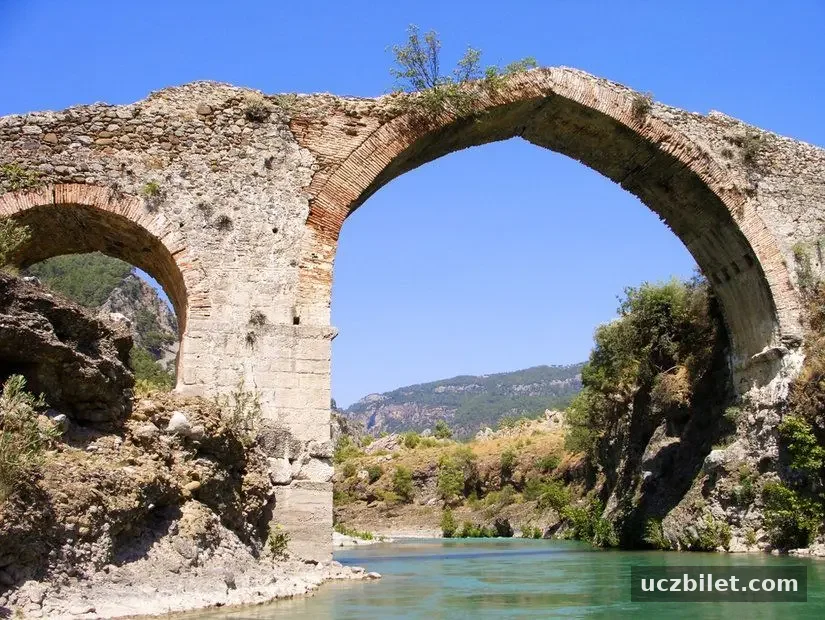 Dalaman Çayı üzerinde tarihi köprü ile görünümü
