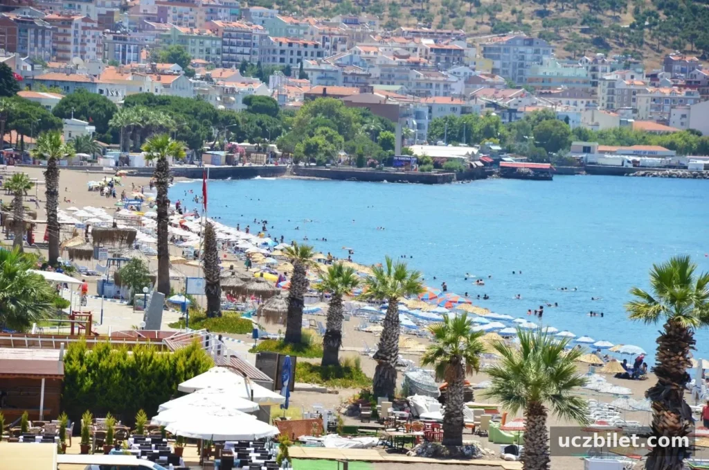 Dikili İzmir kaç km?