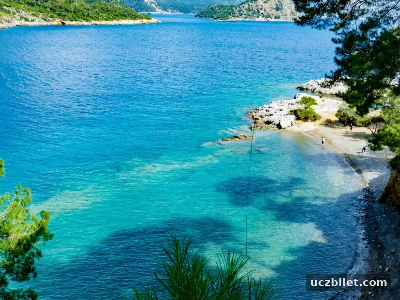 doğal güzelliği ve sakinliği ile güneşli günde  Darboğaz Koyu