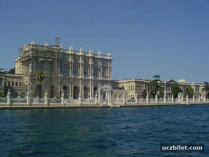 Dolmabahçe Sarayı'nın boğazdan sahil manzarası