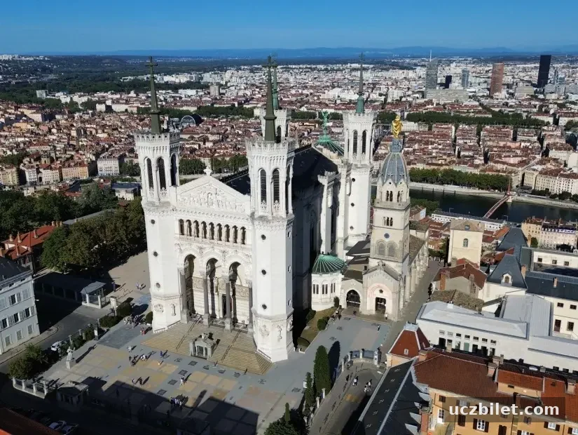 drone fotoğrafı Notre-Dame de Fourviere Bazilikası, Basilique Notre-Dame de Fourvière lyon Fransa Avrupa
