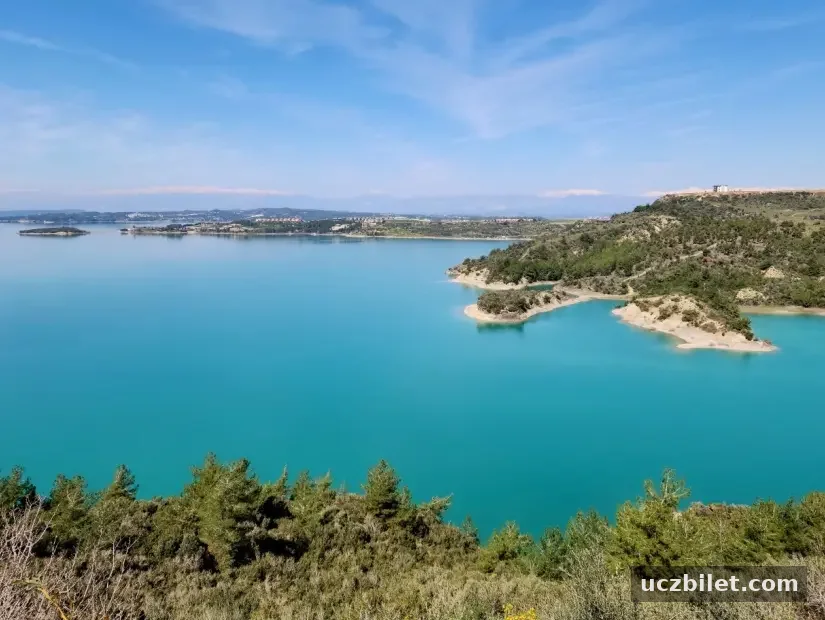 Eşsiz turkuaz mavisi suyuyla Seyhan Nehri üzerindeki Seyhan Gölü'nün güneşli bir bahar günü manzarası