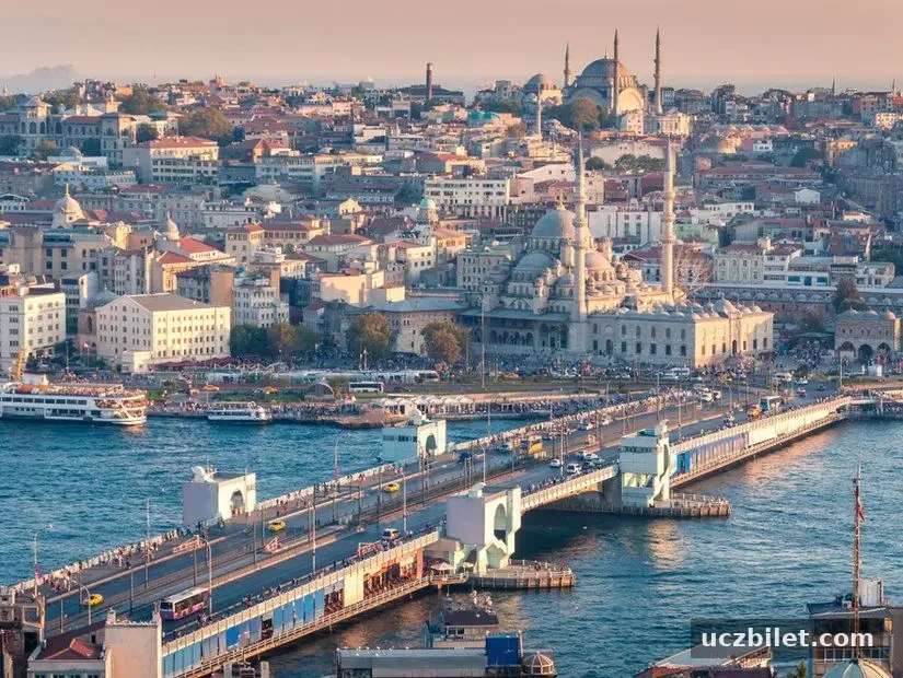 Galata köprüsü havadan geniş açılı görünümü