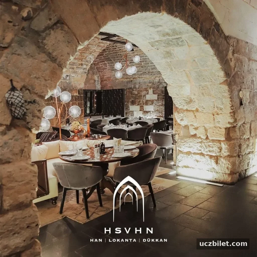 Gaziantep’te Hışvahan’ın taş kemerlerle çevrili restoran bölümü, zarif dekorasyon ve modern aydınlatmalar eşliğinde otantik bir yemek deneyimi sunuyor.