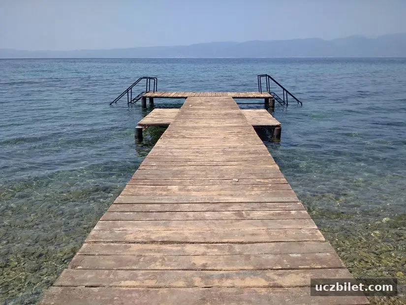 Gömeç sahilden denize ahşap yürüyüş yolu