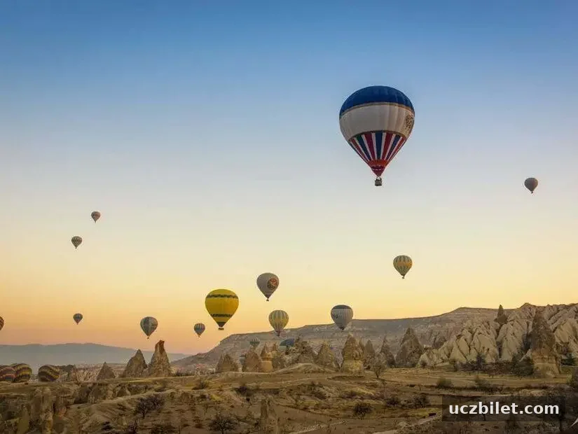 Göreme Tarihi Milli Parkı uçan balonlar görünümü