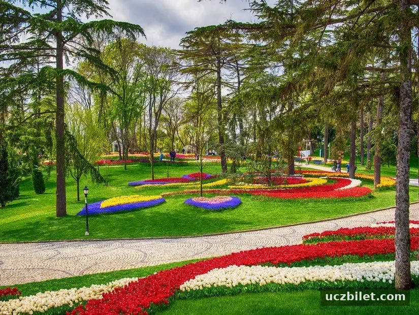 Gülhane Parkı renkli süslenmiş çiçekler