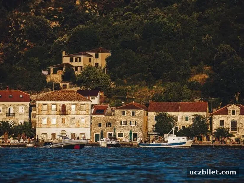 Gün batımından önce Karadağ kıyısındaki Herceg Novi Körfezi'ndeki küçük balıkçı köyü Rose
