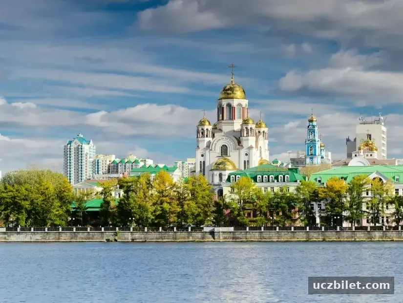 Güzel açık günde Yekaterinburg Kutsal Kan Tapınağı görünümü