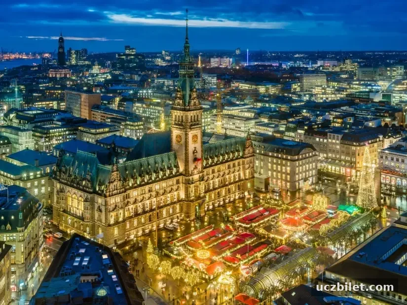 Hamburg şehir merkezinde Rathausmarkt üzerinde Tarihi Noel pazarı, Akşamları Almanya. Ağaç oymacıları, zencefilli fırıncılar, seramik sanatçıları, gümüşçüler ve diğerleri sizi karşılıyor.