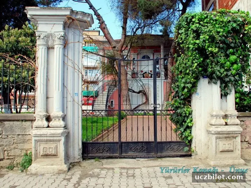 Hüsrev Yürür Konağı giriş
