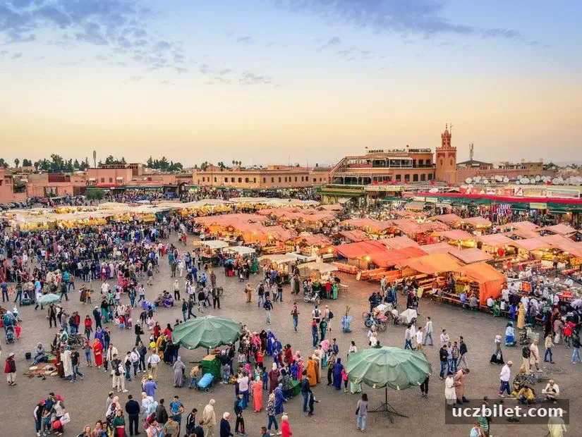 Jemaa el-Fnaa Meydanı'nda alışveriş yapan insanlar