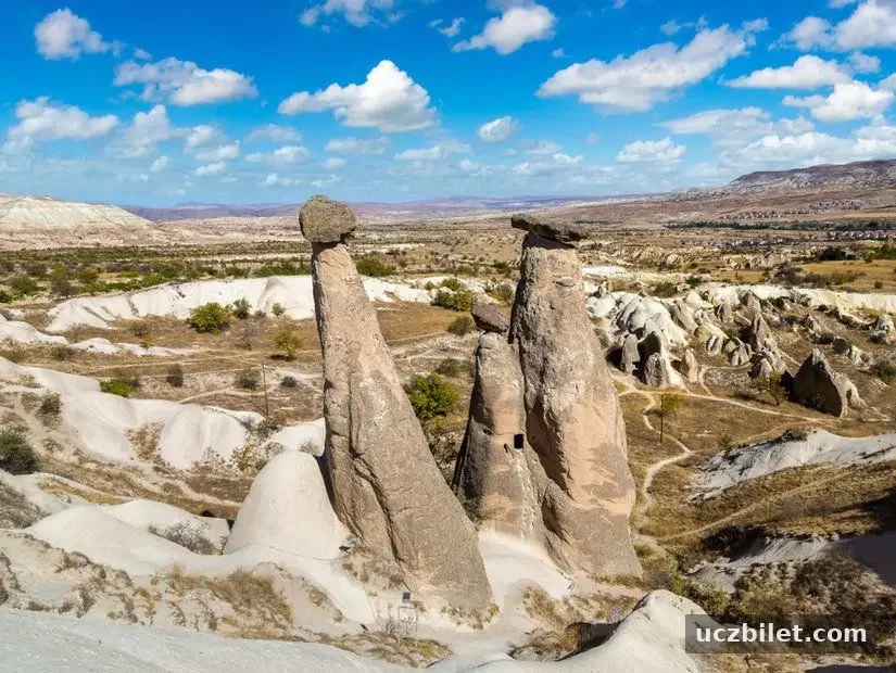Kapadokya Üç Güzeller (Türkçe Üç Güzeller) Kapadokya, Türkiye'deki peri bacaları