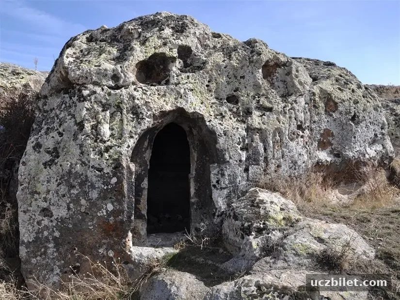 Karatlı Kuş Kayası ve Kaya Mezarları görünümü