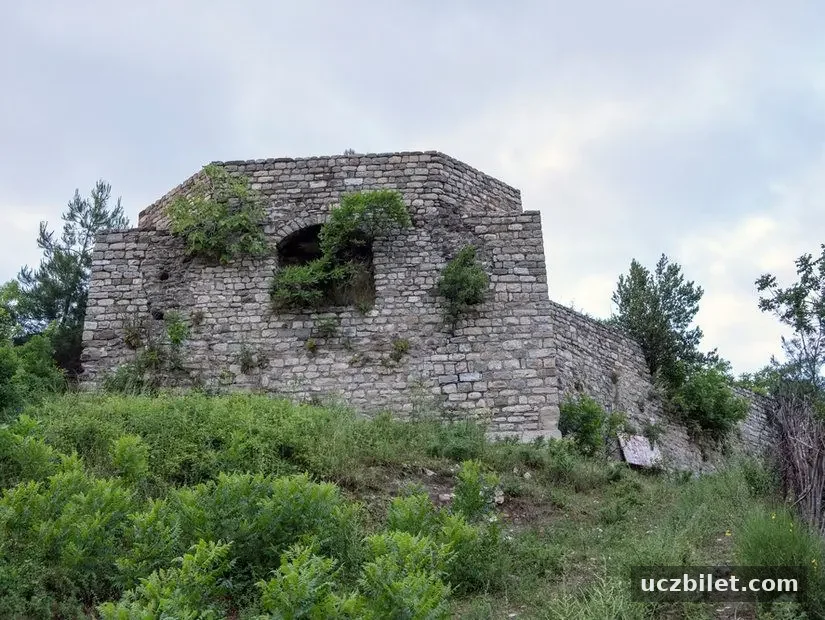 Kastamonu'nun Çatalzeytin ilçesindeki Ginolu Köyü ve eski kale görünümü