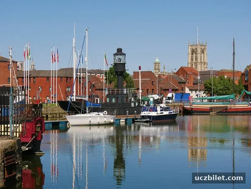 Kingston upon Hull, Humberside'daki marinaya demirlemiş eski Spurn Fener Gemisi'nin görünümü.