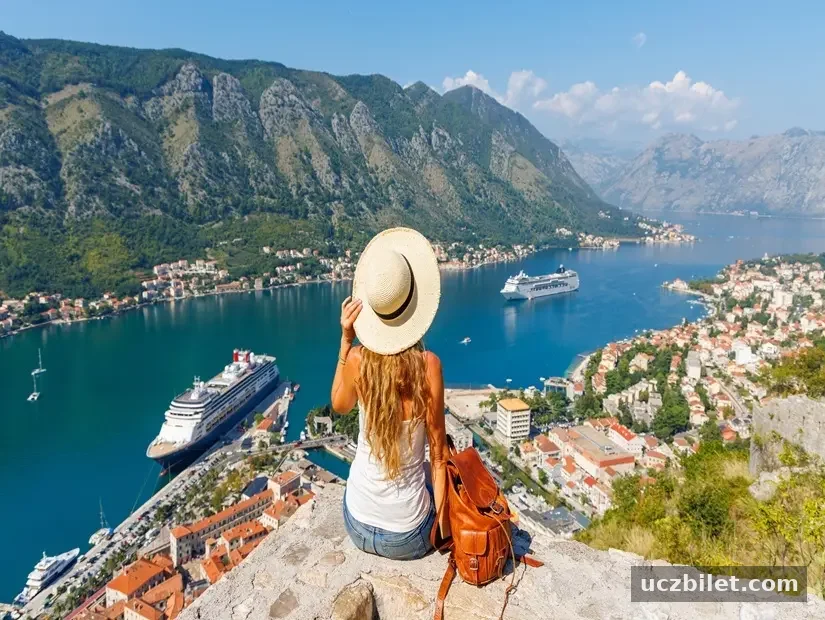 Kotor Körfezi'nin panoramik manzarasının tadını çıkaran kadın turist