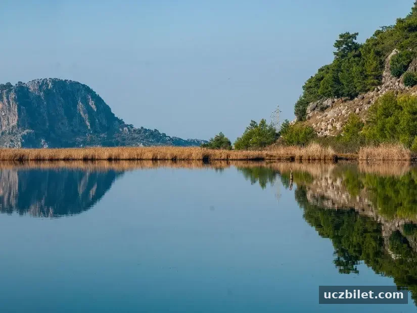 Köyceğiz'in Dalyan köyündeki Sulungur Gölü'nün yansımaları.