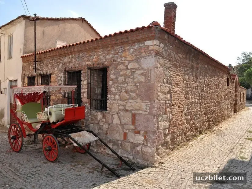 Küçükköy. Tarihi binalarda sanat atölyelerinin yer aldığı şirin bir köy