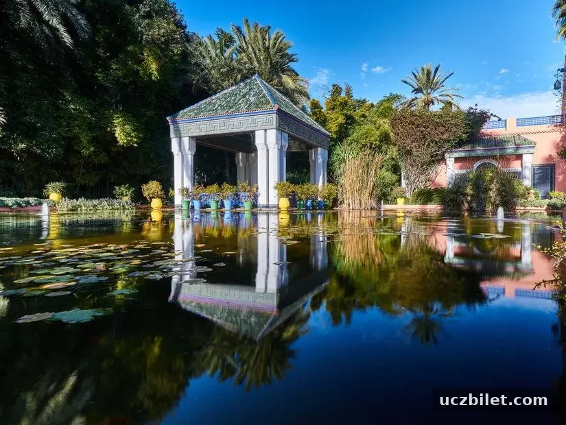 Majorelle Bahçesi'nin göleti ve renkli yapıları Jardin Majorelle