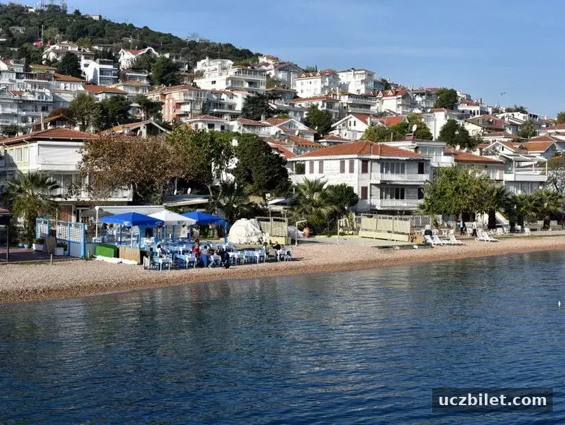 marmara denizindeki Kınalı adasından bir manzara ve çay bahçesinde oturan insanlar