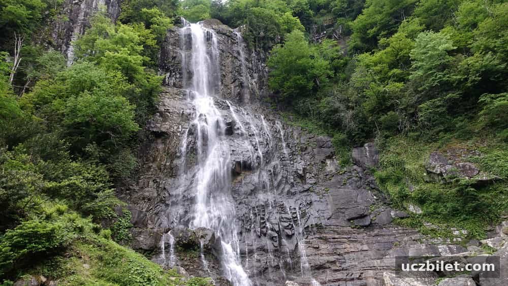 Mençuna Şelalesi