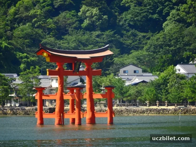 Miyajima adasındaki asırlık Itsukuşima Tapınağı görünümü