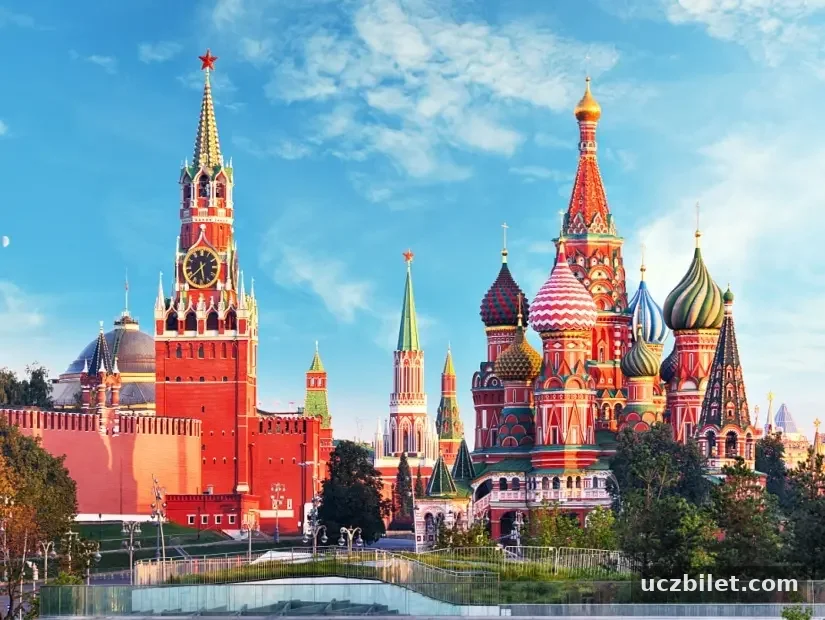 Moskova Kremlin ve Aziz Basil Katedrali ile Kızıl Meydan'ın panoramik görünümü