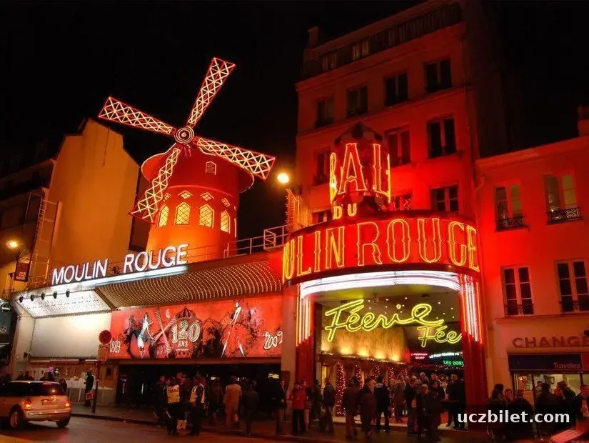 Moulin Rouge kırmızı değirmen akşam